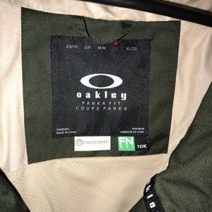 Oakley women’s snow boarding jacket